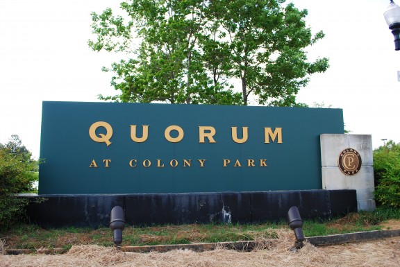 Quorum Exterior Sign